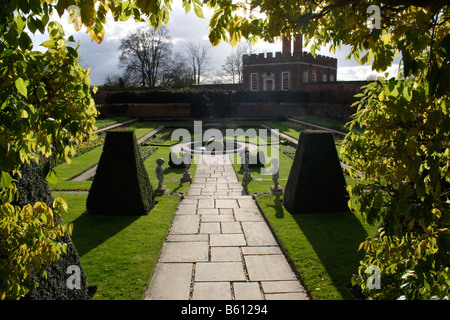 Lo stagno giardini presso il Palazzo di Hampton Court Surrey Foto Stock