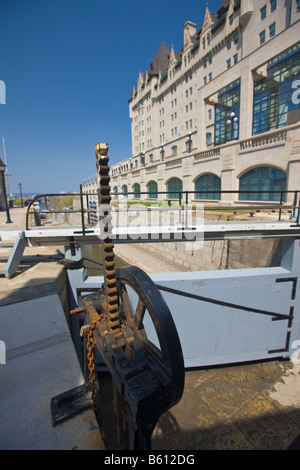 Canale Rideau e serrature, un sito storico nazionale e un Sito Patrimonio Mondiale dell'UNESCO, nella città di Ottawa, Ontario, Canada. Foto Stock