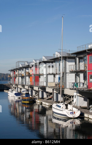 Yacht e waterhouses confinanti con la moderna marina in Flensburg interna del fiordo, Sonwik, Flensburg, Schleswig-Holstein Foto Stock