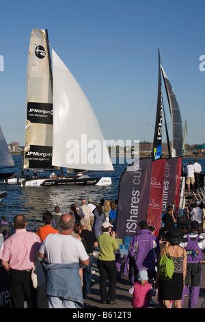 Gli spettatori, catamarani, iShares Cup 2008, Kiel, Schleswig-Holstein Foto Stock