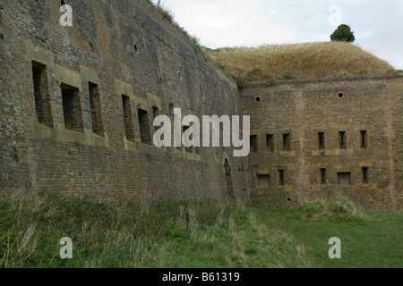 Punti di pistola e fossato asciutto al drop redoubt fort in Dover Foto Stock