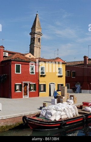 Colorfully case dipinte e la torre della chiesa di San Martino a un canale di Burano Foto Stock