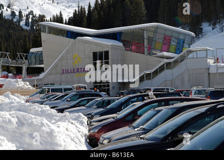 Macchine parcheggiate davanti di una seggiovia gondola, turismo invernale, Hochfuegen, Zillertal in Tirolo, Austria, Europa Foto Stock