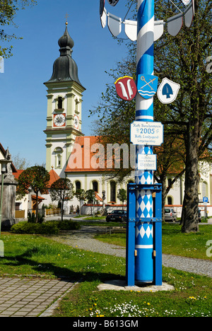 Maypole davanti la chiesa di San Martino, Langengeisling, distretto di Erding, Alta Baviera Foto Stock