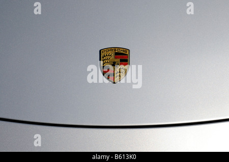 Il cofano anteriore con logo Porsche, Porsche 911, nuova presentazione, Centro Porsche Gmuend sveva, Baden-Wuerttemberg Foto Stock