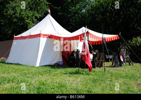 Cavaliere del banchetto, tende in un accampamento militare, armi, armi, mercato Waescherburg Castello, Waeschenbeuren, Baden-Wuerttemberg Foto Stock