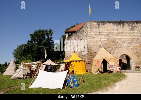Cavaliere del tende in un accampamento militare durante un mercato vicino a Castello Waescherburg, Waeschenbeuren, Baden-Wuerttemberg Foto Stock
