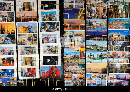 Cartoline, stand di vendita su Piazza San Marco, Venezia, Veneto, Italia, Europa Foto Stock