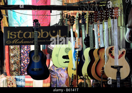 Colorato chitarre e altri strumenti musicali appesi per la vendita nel Grand Bazaar di Istanbul, Turchia. Foto Stock