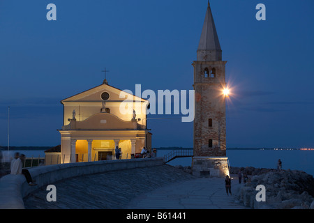 Il santuario della Madonna dell'Angelo Chiesa di sera, Caorle, Adria, Italia, Europa Foto Stock