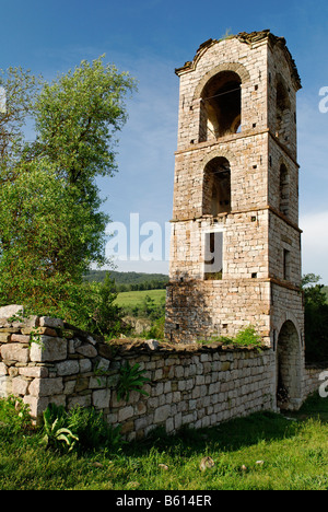 La rovina della torre della chiesa di Santa Maria la Chiesa, Kisha e Shen Marise, Voskopoje, Albania, gamma dei Balcani, Europa Foto Stock