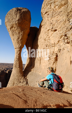 La donna a El Ghessour, Tassili du Hoggar, Wilaya Tamanrasset, Algeria, il Deserto del Sahara, Africa Settentrionale, Africa Foto Stock