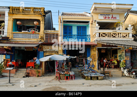 Ristoranti per turisti e negozi di souvenir in una strada a Hoi An, Sito Patrimonio Mondiale dell'UNESCO, il Vietnam Asia Foto Stock