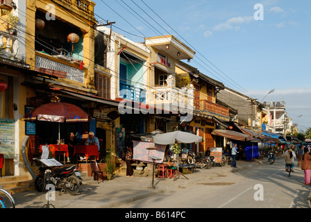 Ristoranti per turisti e negozi di souvenir in una strada a Hoi An, Sito Patrimonio Mondiale dell'UNESCO, il Vietnam Asia Foto Stock