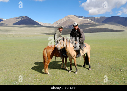 Il kazako, mongola piloti con i cavalli, Altai, Kazakistan, Mongolia, Asia Foto Stock