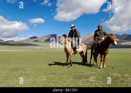 Il kazako, mongola piloti con i cavalli, Altai, Kazakistan, Mongolia, Asia Foto Stock