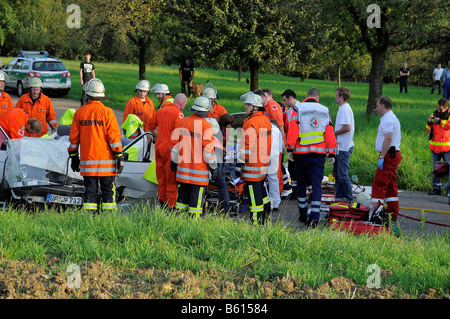 Servizio di pronto soccorso fornire il primo soccorso per un passeggero ferito in seguito ad un grave incidente su L 1213 tra Weilheim Foto Stock