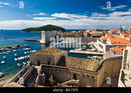 Porto e dal centro storico di Dubrovnik, Ragusa, Dubrovnik-Neretva, Dalmazia, Croazia, Europa Foto Stock