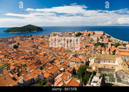 Centro storico della città e Sito del Patrimonio Mondiale, Dubrovnik, Ragusa, con una vista verso l'isola di Lokrum, Dubrovnik-Neretva, Dalmazia Foto Stock