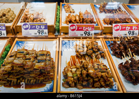 Spiedini di giapponese per la vendita a Sapporo JR station Hokkaido, Giappone Foto Stock