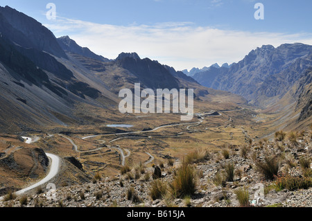 Il paesaggio delle Ande con Deathroad, Altiplano, La Paz, Bolivia, Sud America Foto Stock