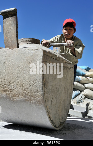 Il lavoro minorile, ragazzo di quattordici anni macinazione pietra minerale contenente, stagno, zinco, ad una polvere fine, Llallagua centro minerario, Potosi Foto Stock