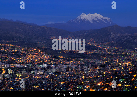 Vista su La Paz verso i ghiacciai del monte Illimani, 6439m, Bolivia, Sud America Foto Stock