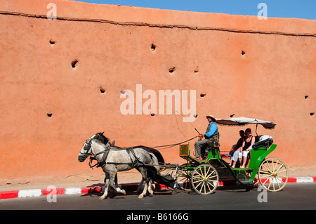 Cavallo e autobus di fronte alle mura che circondano il centro storico della città, Marrekesh, Marocco, Africa Foto Stock