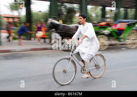 Un uomo su una bici, Marrakech, Marocco, Africa Foto Stock