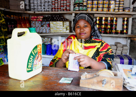 Commessa nel suo negozio di generi alimentari, Mto Wa Mbu, Tanzania Africa Foto Stock