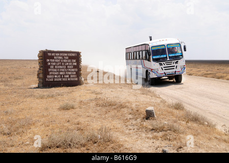 Firmare all'entrata del Parco Nazionale del Serengeti, Tanzania Africa Foto Stock