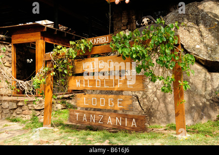 Segno di fronte al lobo Wildlife Lodge, Serengeti National Park, Tanzania Africa Foto Stock