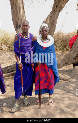 Due Massai in costume tradizionale nel villaggio Kiloki, Serengeti, Tanzania Africa Foto Stock