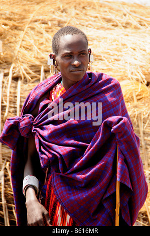 Massai guerriero in Kiloki Massai village, Serengeti, Tanzania Africa Foto Stock