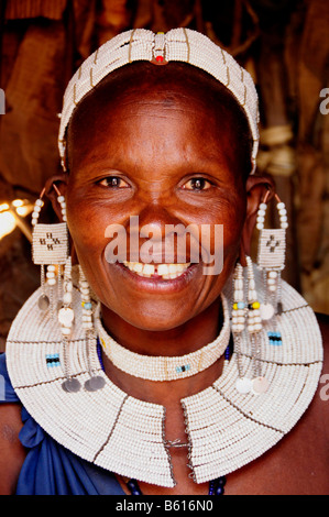 Massai donna con il tradizionale copricapo in villaggio Kiloki, Serengeti, Tanzania Africa Foto Stock