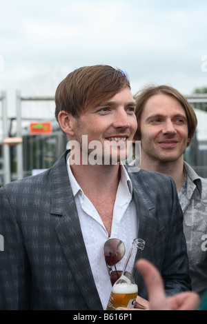 Dan Gillespie vende la cantante del gruppo pop band il feeling al Glastonbury festival Giugno 2008 Foto Stock