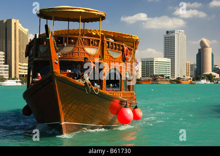 Dhow piacere crociera sul Creek laguna, Dubai, Emirati Arabi Uniti Foto Stock