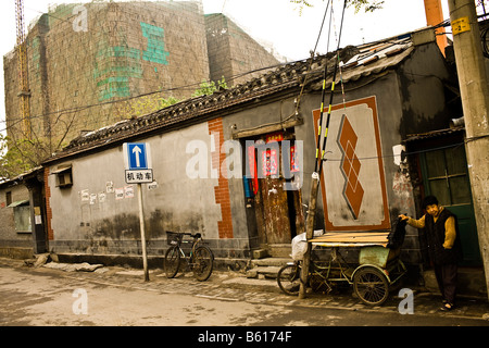 I resti di un distrutto hutong vicino a un grande edificio sito a Beijing in Cina nel mese di aprile 2008 Foto Stock