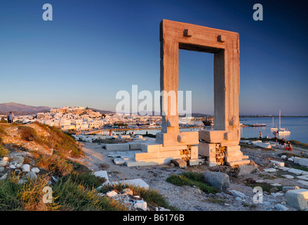 Gateway di antichità, gigante porta o Portara del Tempio di Apollo a città di Naxos, Cicladi Isola Gruppo, Grecia, Europa Foto Stock