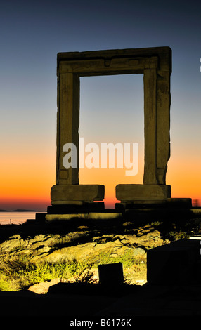 Gateway di antichità, gigante porta o Portara del Tempio di Apollo a città di Naxos, Cicladi Isola Gruppo, Grecia, Europa Foto Stock