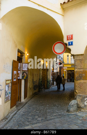 Tynska Street nella città vecchia di Praga Repubblica Ceca Europa Foto Stock