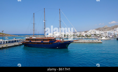 Tre-masted nave a vela nel porto di Naxos, Cicladi Grecia, Europa Foto Stock