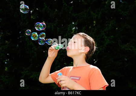 Ragazzo soffiare bolle Foto Stock