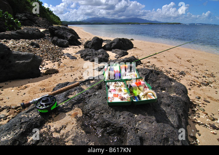 Una canna da mosca e vola in una remota spiaggia di Puerto Rico Foto Stock