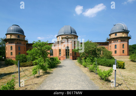 Edificio principale dell'Osservatorio Astrofisico con tre cupole di osservazione in Albert Einstein Science Park, Potsdam Foto Stock