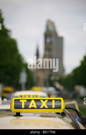 Taxi segno su un taxi a Kurfuerstendamm davanti alla Chiesa del Memoriale, Berlino Foto Stock