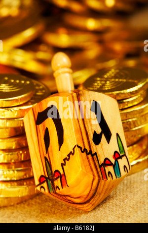 Jewish in legno di olivo Dreidel Dreydles con Chanukkà Chanukah cioccolato monete d oro gelt Foto Stock
