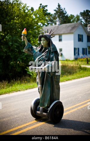 Donna vestita come la Statua della Libertà su un Segway durante il 4 di luglio parade attraverso Irvington, va il Mercoledì, 4 luglio 2007. Foto Stock