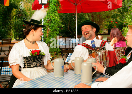 Giovane indossando il costume tradizionale in un giardino della birra, Muehldorf am Inn, Alta Baviera Foto Stock