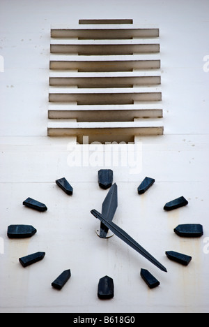 Art deco clockface e torre dell orologio dettaglio a Surbiton stazione ferroviaria,.surbiton surrey, Inghilterra Foto Stock